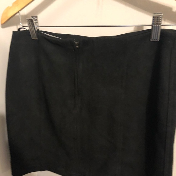 Large suede black skirt - Picture 2 of 3